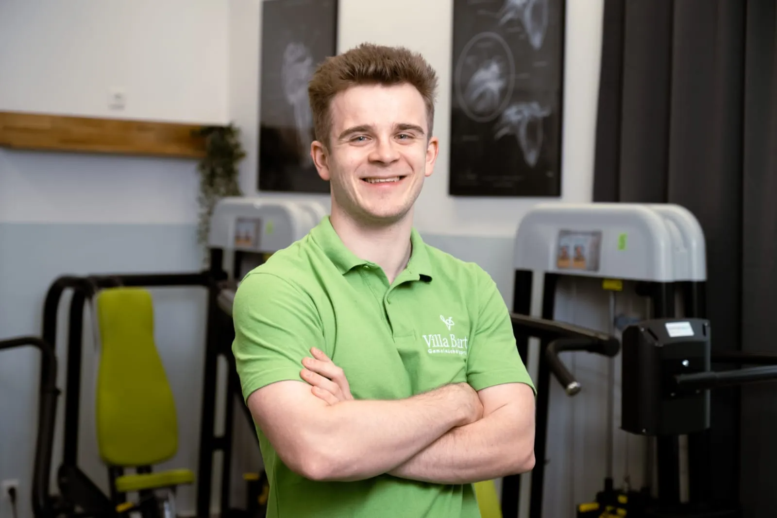 Physiotherapeut Lukas Eder in der Praxis